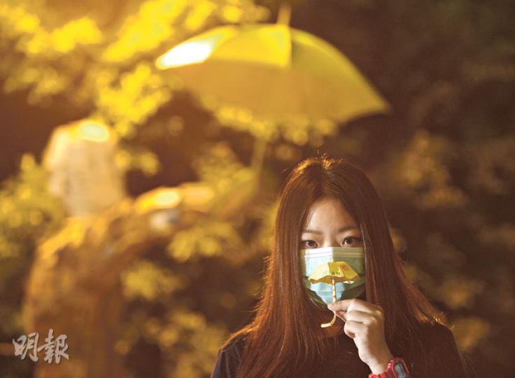 內地大學要學生就佔中噤聲,催淚彈一役後,港生Apple(圖)與同學先後回港參與佔領,她說﹕「我想為香港出一分力。」(余俊亮攝) 內地大學要學生就佔中噤聲,催淚彈一役後,港生Apple(圖)與同學先後回港參與佔領,她說﹕「我想為香港出一分力。」(余俊亮攝)