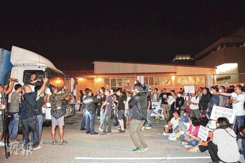 一班戴口罩男子與中年男女擋在運報車(左)前,阻止《蘋果日報》運走,連帶壹傳媒印製的刊物亦受阻。(蔡方山攝)壹傳媒人員在場派發禁制令的英文版副本,有示威者接過後即撕毁,把紙碎丟到地上踐踏。(蔡方山攝) 一班戴口罩男子與中年男女擋在運報車(左)前,阻止《蘋果日報》運走,連帶壹傳媒印製的刊物亦受阻。(蔡方山攝)壹傳媒人員在場派發禁制令的英文版副本,有示威者接過後即撕毁,把紙碎丟到地上踐踏。(蔡方山攝)