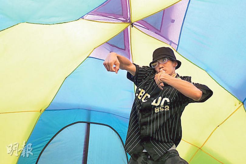 西九「自由野2014」嘅《私房舞》環節,觀眾可以入「舞蹈營」同舞者近距離接觸。跳街舞多年嘅阿Yip(圖)以近日佔領運動為靈感,噚日戴上保護眼罩喺營內跳出象徵被打壓同抗爭嘅舞步。(陳顥之攝) 西九「自由野2014」嘅《私房舞》環節,觀眾可以入「舞蹈營」同舞者近距離接觸。跳街舞多年嘅阿Yip(圖)以近日佔領運動為靈感,噚日戴上保護眼罩喺營內跳出象徵被打壓同抗爭嘅舞步。(陳顥之攝)
