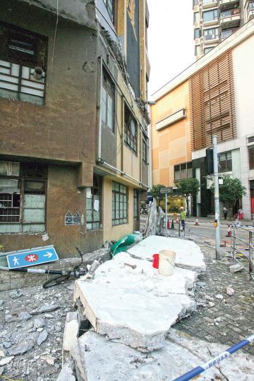 石屎簷篷由離地約10米高位置墜落行人路,專家估計石屎重達約13噸,若有人被壓中,恐會奪命。(伍浦鋒攝)專家指石屎簷篷與大廈連接位置鋼筋疏落,且嚴重生鏽,估計是日久失修引致倒塌。 (伍浦鋒攝) 石屎簷篷由離地約10米高位置墜落行人路,專家估計石屎重達約13噸,若有人被壓中,恐會奪命。(伍浦鋒攝)專家指石屎簷篷與大廈連接位置鋼筋疏落,且嚴重生鏽,估計是日久失修引致倒塌。 (伍浦鋒攝)