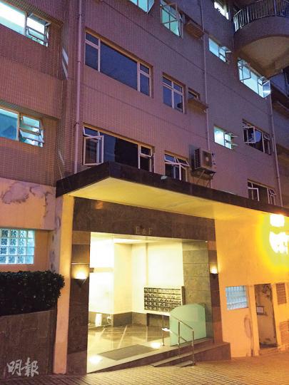 西半山明珠台(圖)有住客出現糾紛,一名年邁住客控告樓上住客擅自關掉其單位總電掣,令他摸黑行走跌倒,惟樓上住客反指對方製造噪音在先。(黃建邦攝) 西半山明珠台(圖)有住客出現糾紛,一名年邁住客控告樓上住客擅自關掉其單位總電掣,令他摸黑行走跌倒,惟樓上住客反指對方製造噪音在先。(黃建邦攝)
