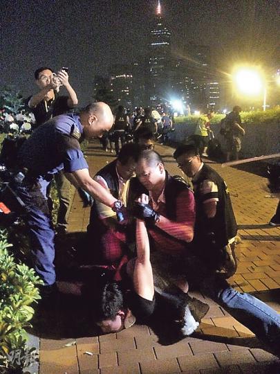 清場期間,有5名警員包括軍裝及便裝警員,將一名示威者反手壓於地上,大叫「唔好反抗」,示威者大嚷「我無反抗」。其間警員以索帶綁起該示威者,並一度將示威者於地上拖行。(黃振豪攝)在龍和道特首辦門外,昨凌晨有大批警員趕到拆走鐵欄,以便到場清場及拘捕示威者。(黃振豪攝) 清場期間,有5名警員包括軍裝及便裝警員,將一名示威者反手壓於地上,大叫「唔好反抗」,示威者大嚷「我無反抗」。其間警員以索帶綁起該示威者,並一度將示威者於地上拖行。(黃振豪攝)在龍和道特首辦門外,昨凌晨有大批警員趕到拆走鐵欄,以便到場清場及拘捕示威者。(黃振豪攝)