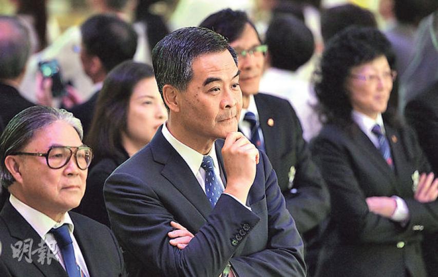 特首梁振英(前中)昨午出席亞運祝捷活動,指取消今日的答問大會,是因為不想他與司局長去立法會途中出現秩序問題,「我們極不想在這個時候和佔領中環人士有任何武力方面的接觸」。(李澤彤攝) 特首梁振英(前中)昨午出席亞運祝捷活動,指取消今日的答問大會,是因為不想他與司局長去立法會途中出現秩序問題,「我們極不想在這個時候和佔領中環人士有任何武力方面的接觸」。(李澤彤攝)