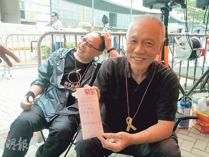 喺金鐘紮營都收到支持者嘅信,持信嘅朱耀明(圖右)同戴耀廷(圖左)都覺得幾奇趣。「近海富中心 No.22帳篷」喺邊度?Emily就唔係好清楚,但郵差都成功將信送到,真係抵讚!(梁卓怡攝) 喺金鐘紮營都收到支持者嘅信,持信嘅朱耀明(圖右)同戴耀廷(圖左)都覺得幾奇趣。「近海富中心 No.22帳篷」喺邊度?Emily就唔係好清楚,但郵差都成功將信送到,真係抵讚!(梁卓怡攝)