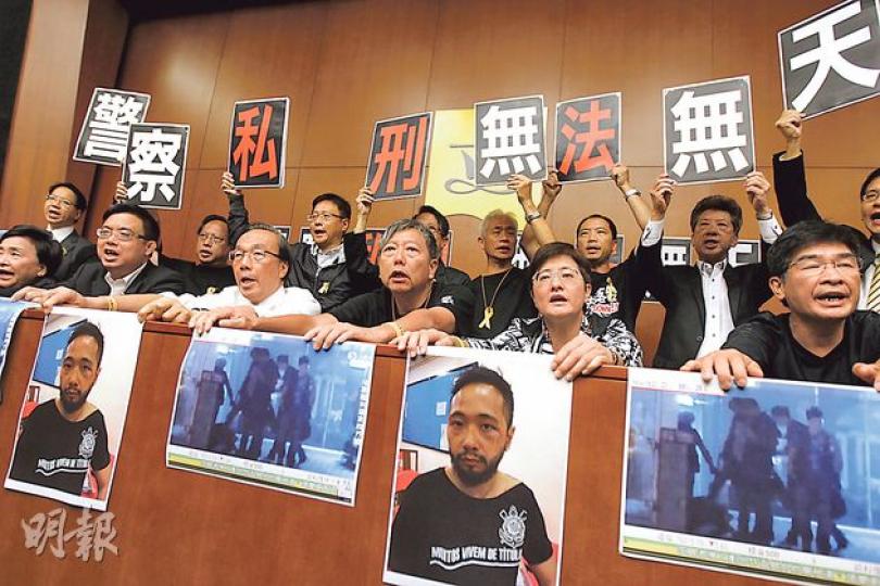 泛民昨開立法會前舉行記者會,聲援疑被警方濫用私刑毆打的公民黨黨員曾健超。公民黨黨魁梁家傑(前左二)對警方用私刑表示強烈譴責,又認為若要維持警方的清譽,須立即對涉事的警員作刑事調查,包括是否涉嚴重傷人罪。(李紹昌攝) 泛民昨開立法會前舉行記者會,聲援疑被警方濫用私刑毆打的公民黨黨員曾健超。公民黨黨魁梁家傑(前左二)對警方用私刑表示強烈譴責,又認為若要維持警方的清譽,須立即對涉事的警員作刑事調查,包括是否涉嚴重傷人罪。(李紹昌攝)