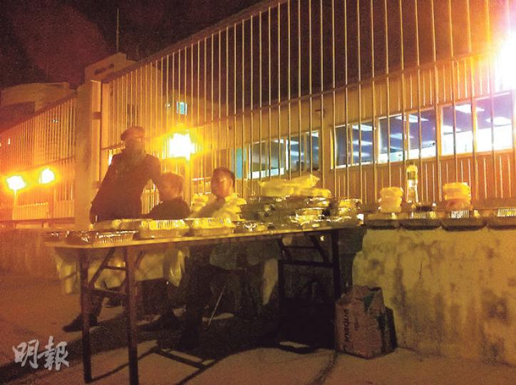 有懷疑是酒店員工,今日凌晨在壹傳媒大樓外擺放多盤自助餐食品,供示威者享用。(明報記者攝) 有懷疑是酒店員工,今日凌晨在壹傳媒大樓外擺放多盤自助餐食品,供示威者享用。(明報記者攝)