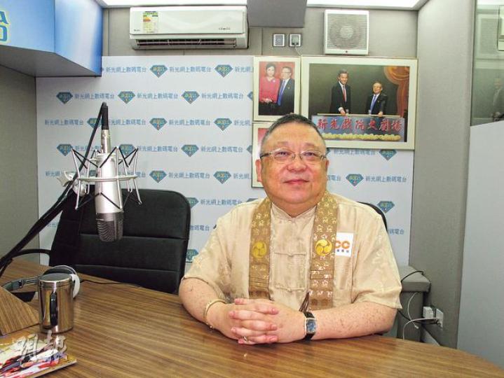 李居明於電台節目中分享趣聞與秘聞。(攝影/記者:柯美) 李居明於電台節目中分享趣聞與秘聞。(攝影/記者:柯美)