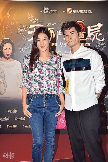 伍允龍主演兼做武指的電影《天師鬥殭屍》前晚首映,鍾嘉欣現身撐場,兩人大方影世紀合照,令全場起哄,不過他們依然未肯公開戀情。(攝影:梁迺楠)關楚耀(左)及羅子喬在電影中有親熱戲,兩人拍攝時都非常投入,前者更表示有生理反應。(攝影:梁迺楠)捧場客莊思敏谷胸上陣,比同場女演員更性感。(攝影:梁迺楠) 伍允龍主演兼做武指的電影《天師鬥殭屍》前晚首映,鍾嘉欣現身撐場,兩人大方影世紀合照,令全場起哄,不過他們依然未肯公開戀情。(攝影:梁迺楠)關楚耀(左)及羅子喬在電影中有親熱戲,兩人拍攝時都非常投入,前者更表示有生理反應。(攝影:梁迺楠)捧場客莊思敏谷胸上陣,比同場女演員更性感。(攝影:梁迺楠)