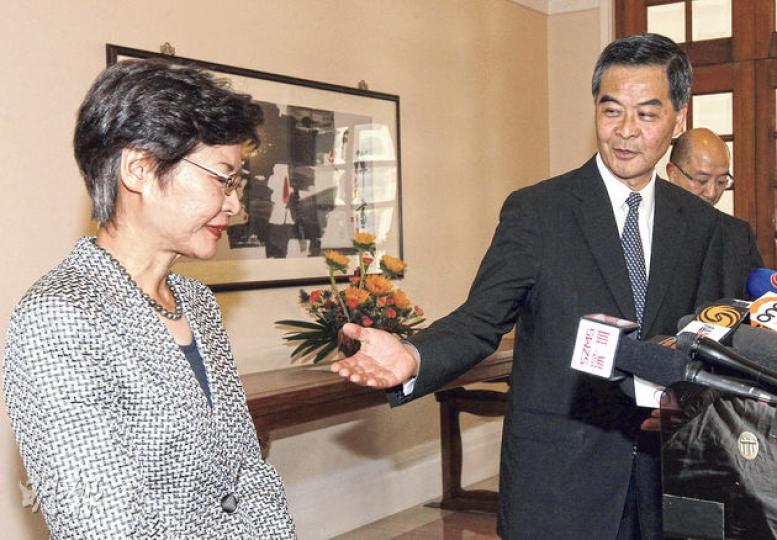 特首梁振英(中)昨與政務司長林鄭月娥(左)和政制及內地事務局長譚志源(右)會見傳媒,主動提出希望下周可重啟與學聯的對話。林太說,上周宣布暫緩與學生對話後,不少中間人馬上接觸她,希望可重啟對話。(李紹昌攝)學聯秘書長周永康(左)及副秘書長岑敖暉(右)都願意與政府對話,岑表明學生不懼怕與政府對話,「我們絕對不會關上與政府(對話)的大門,因堅信真理站在我們的一邊」。(盧翊銘攝) 特首梁振英(中)昨與政務司長林鄭月娥(左)和政制及內地事務局長譚志源(右)會見傳媒,主動提出希望下周可重啟與學聯的對話。林太說,上周宣布暫緩與學生對話後,不少中間人馬上接觸她,希望可重啟對話。(李紹昌攝)學聯秘書長周永康(左)及副秘書長岑敖暉(右)都願意與政府對話,岑表明學生不懼怕與政府對話,「我們絕對不會關上與政府(對話)的大門,因堅信真理站在我們的一邊」。(盧翊銘攝)