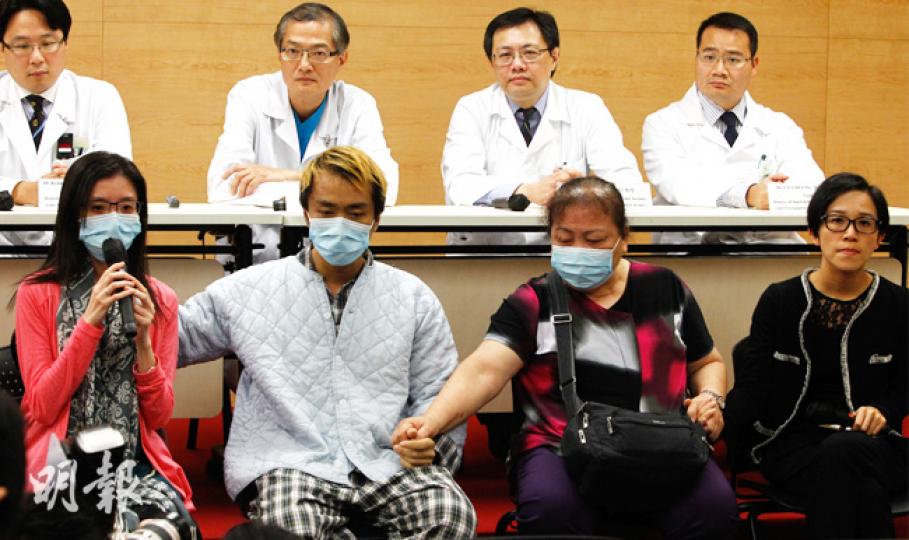 接受重捐肝臟移植的黃宏勝(前左二)和其母親(前右二)、未婚妻Jessie(前左一)一同出席記者會。Jessie表示,十分感謝捐贈者的女兒蘇小姐(前右一)在難過時刻作出偉大決定,捐出父親器官,說到激動時一家人手牽手。後排是參與這次肝臟移植的瑪麗醫院醫生團隊,包括肝膽胰外科及肝臟移植顧問醫生竺兆豪(左起)、外科主管盧寵茂、港大肝臟移植外科主任陳詩正、肝臟胰外科及肝臟移植顧問醫生張丹圖等。(李紹昌攝) 接受重捐肝臟移植的黃宏勝(前左二)和其母親(前右二)、未婚妻Jessie(前左一)一同出席記者會。Jessie表示,十分感謝捐贈者的女兒蘇小姐(前右一)在難過時刻作出偉大決定,捐出父親器官,說到激動時一家人手牽手。後排是參與這次肝臟移植的瑪麗醫院醫生團隊,包括肝膽胰外科及肝臟移植顧問醫生竺兆豪(左起)、外科主管盧寵茂、港大肝臟移植外科主任陳詩正、肝臟胰外科及肝臟移植顧問醫生張丹圖等。(李紹昌攝)