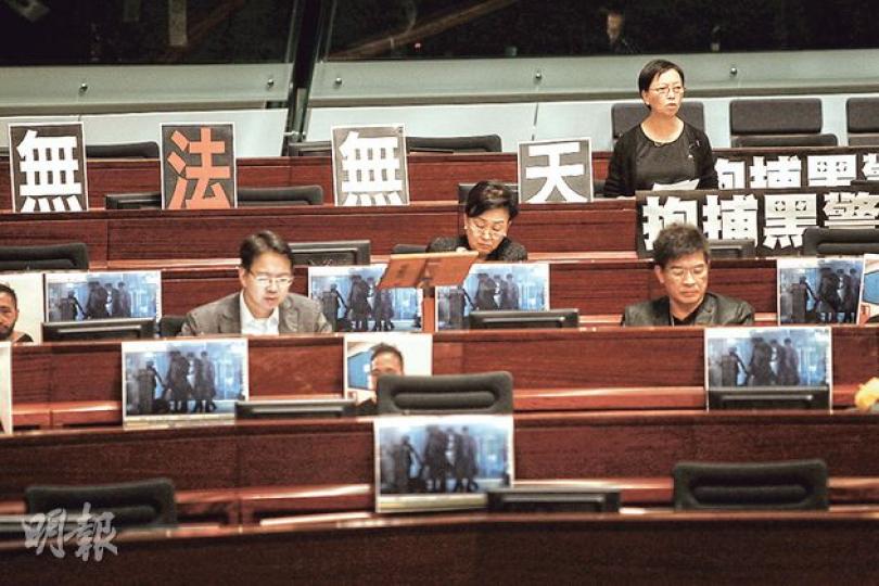 立法會昨日開會討論由公民黨梁家傑提出有關政府及警方處理佔領行動手法的休會辯論,有議員貼出要「拘捕黑警」標語;民建聯蔣麗芸則在會上斥責泛民議員「成事不足,敗事有餘」。(李紹昌攝) 立法會昨日開會討論由公民黨梁家傑提出有關政府及警方處理佔領行動手法的休會辯論,有議員貼出要「拘捕黑警」標語;民建聯蔣麗芸則在會上斥責泛民議員「成事不足,敗事有餘」。(李紹昌攝)