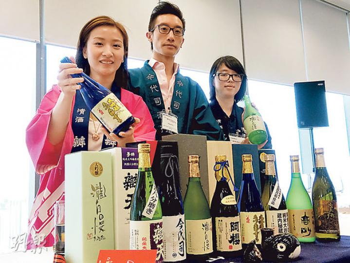日本酒批發公司「喜和」首次參展即連租5個攤位,打造日本「居酒屋大街」,公司總監杜傲邦(中)笑言,帶去參展的清酒、米酒全屬「靚貨」,在港更沒零售,須在高級日本食府才喝到,盼藉巡禮讓市民一一品嘗。(周婷攝) 日本酒批發公司「喜和」首次參展即連租5個攤位,打造日本「居酒屋大街」,公司總監杜傲邦(中)笑言,帶去參展的清酒、米酒全屬「靚貨」,在港更沒零售,須在高級日本食府才喝到,盼藉巡禮讓市民一一品嘗。(周婷攝)