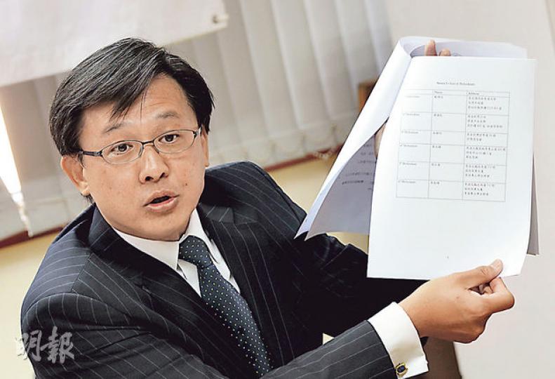 保衛中環行動發起人何君堯稱,一般小額錢債索償半年內有結果,由於該類索償須申請人自行處理,故印製手冊教商戶索償。(李澤彤攝) 保衛中環行動發起人何君堯稱,一般小額錢債索償半年內有結果,由於該類索償須申請人自行處理,故印製手冊教商戶索償。(李澤彤攝)