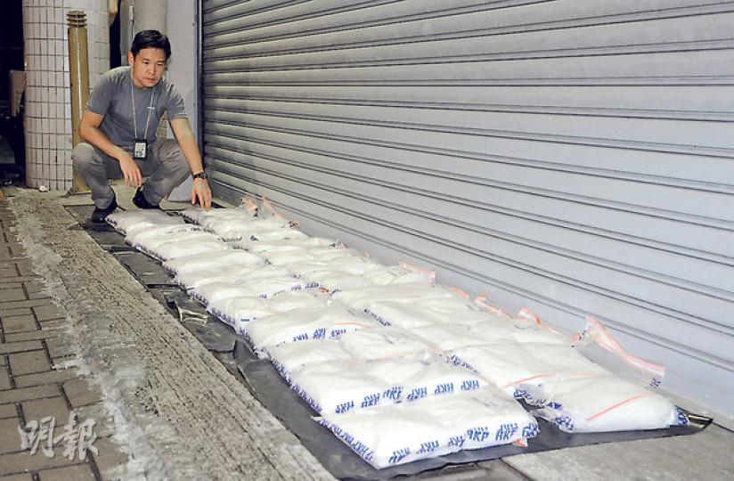 警方展示於行動中檢獲的51公斤冰毒,總值2100萬元,為有紀錄以來第二大宗。(蔡方山攝)涉嫌販毒的中港夫婦(前及左後)被黑布蒙頭帶署,今日在粉嶺裁判法院提堂。(蔡方山攝) 警方展示於行動中檢獲的51公斤冰毒,總值2100萬元,為有紀錄以來第二大宗。(蔡方山攝)涉嫌販毒的中港夫婦(前及左後)被黑布蒙頭帶署,今日在粉嶺裁判法院提堂。(蔡方山攝)
