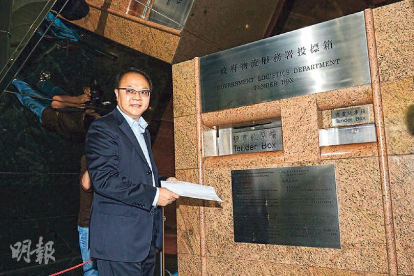 世茂房地產繼早前組財團參與競投港鐵大圍站後,該公司高級財務總監丘鈞山(圖)昨日現身入標競投東涌酒店地(下圖)。(陳淑安攝) 世茂房地產繼早前組財團參與競投港鐵大圍站後,該公司高級財務總監丘鈞山(圖)昨日現身入標競投東涌酒店地(下圖)。(陳淑安攝)