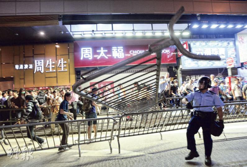 彌敦道有示威者將路邊的鐵馬,擲過人群飛向警察防線,圖阻止警察推進。(余俊亮攝)在彌敦道的衝突中,警員合力制服一名嘗試衝擊防線的示威者。(余俊亮攝) 彌敦道有示威者將路邊的鐵馬,擲過人群飛向警察防線,圖阻止警察推進。(余俊亮攝)在彌敦道的衝突中,警員合力制服一名嘗試衝擊防線的示威者。(余俊亮攝)