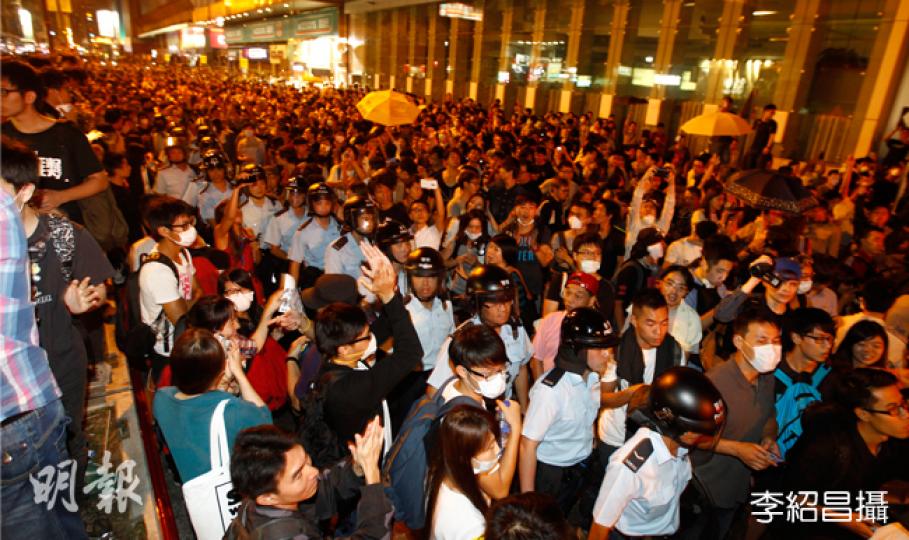 警察於彌敦道「苦戰」近5小時至凌晨仍未控制場面,暫時撤離彌敦道。(李紹昌攝)警方昨晨在旺角彌敦道清除所有路障恢復通車,但不足一天便失守。大批佔領示威者昨晚在旺角集結,高叫「重奪旺角」,築起雨傘陣佔領彌敦道。雖然防暴警察不斷增援,手持長盾牌阻擋示威者,惟終在凌晨時分撤退至油麻地。(余俊亮攝)旺角衝突中其中一名傷者為產品設計師Jason,今凌晨到旺角支持佔領行動,在登打士街衝突中被警員用警棍扑頭致受傷流血。Jason說,他在衝突中聽不到警員警告,而警方行動太快,他在人群中避無可避被扑頭。他受傷後在示 警察於彌敦道「苦戰」近5小時至凌晨仍未控制場面,暫時撤離彌敦道。(李紹昌攝)警方昨晨在旺角彌敦道清除所有路障恢復通車,但不足一天便失守。大批佔領示威者昨晚在旺角集結,高叫「重奪旺角」,築起雨傘陣佔領彌敦道。雖然防暴警察不斷增援,手持長盾牌阻擋示威者,惟終在凌晨時分撤退至油麻地。(余俊亮攝)旺角衝突中其中一名傷者為產品設計師Jason,今凌晨到旺角支持佔領行動,在登打士街衝突中被警員用警棍扑頭致受傷流血。Jason說,他在衝突中聽不到警員警告,而警方行動太快,他在人群中避無可避被扑頭。他受傷後在示