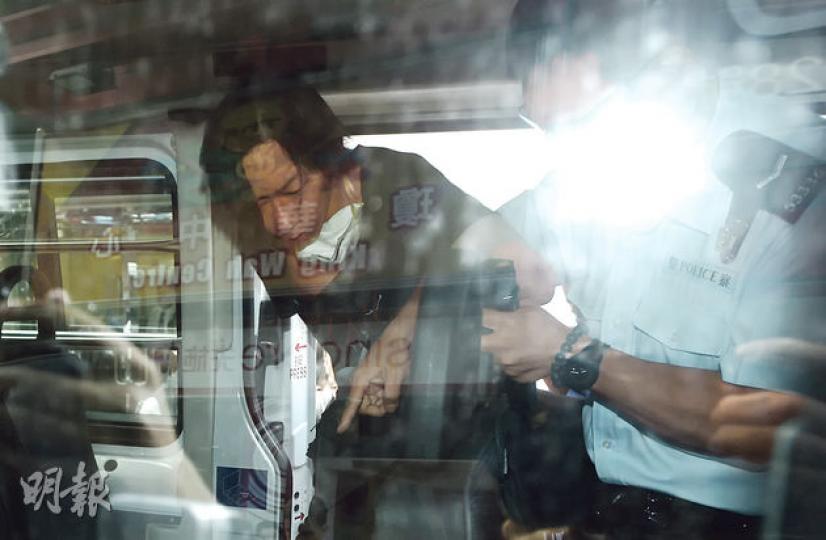 「香港人優先」成員招顯聰昨晨在警方旺角行動期間被帶上警車,在場警員帶離招前,一度帶他到好望角大廈大堂,遠離記者及示威者視線。(余俊亮攝)立法會議員黃毓民(左)及熱血公民黃洋達(右)昨於警方旺角清除路障後現身佔領區。(林智傑攝) 「香港人優先」成員招顯聰昨晨在警方旺角行動期間被帶上警車,在場警員帶離招前,一度帶他到好望角大廈大堂,遠離記者及示威者視線。(余俊亮攝)立法會議員黃毓民(左)及熱血公民黃洋達(右)昨於警方旺角清除路障後現身佔領區。(林智傑攝)