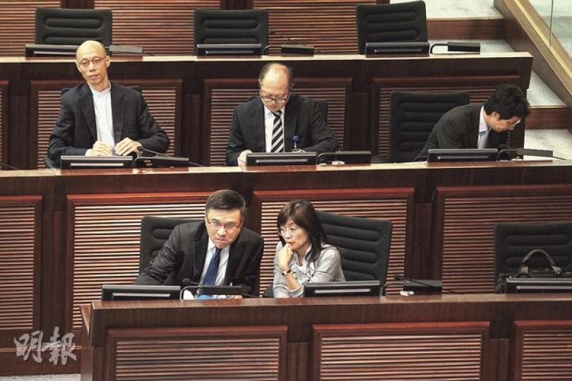 環境局長黃錦星(後排左一)昨在財會呼籲議員盡快通過廚餘回收廠的撥款申請,說若再不處理,便要重新招標,完工期會延遲,整體工程費亦會上漲。(林俊源攝) 環境局長黃錦星(後排左一)昨在財會呼籲議員盡快通過廚餘回收廠的撥款申請,說若再不處理,便要重新招標,完工期會延遲,整體工程費亦會上漲。(林俊源攝)