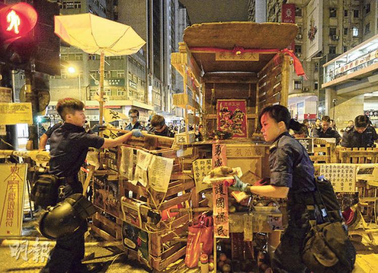 警方噚日清晨清走彌敦道嘅「關帝廟」,包括關公像及祭品。(余俊亮攝)警方到旺角清除路障,彌敦道「教堂」內嘅耶穌像「撞破頭」。(屈俊樂攝) 警方噚日清晨清走彌敦道嘅「關帝廟」,包括關公像及祭品。(余俊亮攝)警方到旺角清除路障,彌敦道「教堂」內嘅耶穌像「撞破頭」。(屈俊樂攝)