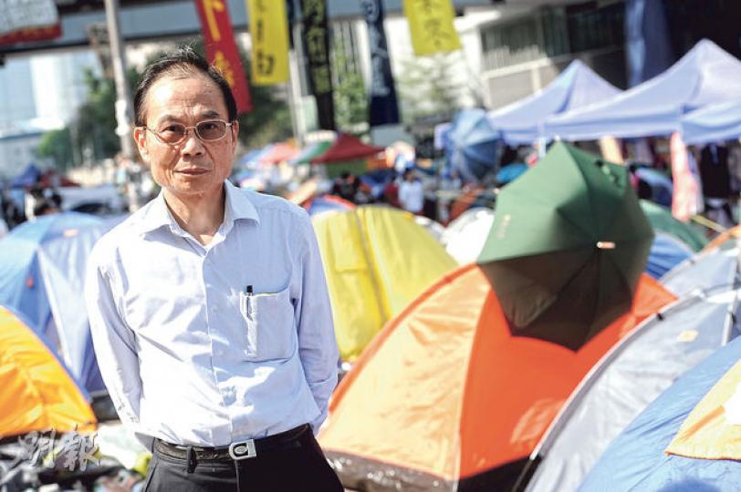 13學者方案倡議人之一、嶺南大學公共政策研究中心主任何濼生(圖)昨日到金鐘「佔領區」接受訪問,指政改的權力並不在特區政府手中,佔領行動要有出路,關鍵是北京表態、調整各方預期。(胡景禧攝) 13學者方案倡議人之一、嶺南大學公共政策研究中心主任何濼生(圖)昨日到金鐘「佔領區」接受訪問,指政改的權力並不在特區政府手中,佔領行動要有出路,關鍵是北京表態、調整各方預期。(胡景禧攝)