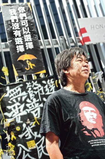 社民連主席梁國雄(圖)稱,學聯、學民及佔中三子應該派人到旺角,呼籲市民留守旺角,這樣才可避免因乏人留守而不斷出現清場、再佔領的衝突場面。(胡景禧攝) 社民連主席梁國雄(圖)稱,學聯、學民及佔中三子應該派人到旺角,呼籲市民留守旺角,這樣才可避免因乏人留守而不斷出現清場、再佔領的衝突場面。(胡景禧攝)