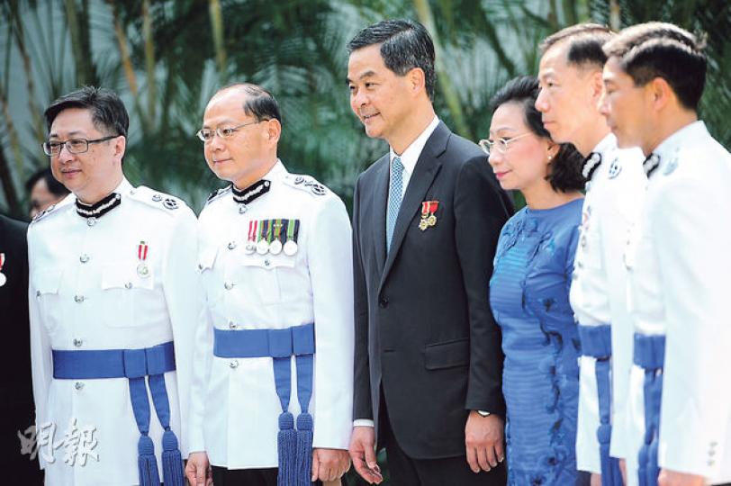 警務處長曾偉雄(左二)昨現身首場授勳典禮後,於中午與特首梁振英(左三)合照(圖),當時曾偉雄未見歡容,而二人在傳媒面前幾乎沒交流,曾偉雄拍攝後便即離去,有傳媒隨即就此作即時新聞報道。至昨午第二場授勳典禮後,曾偉雄與梁振英在傳媒面前言談甚歡及握手。(胡景禧攝) 警務處長曾偉雄(左二)昨現身首場授勳典禮後,於中午與特首梁振英(左三)合照(圖),當時曾偉雄未見歡容,而二人在傳媒面前幾乎沒交流,曾偉雄拍攝後便即離去,有傳媒隨即就此作即時新聞報道。至昨午第二場授勳典禮後,曾偉雄與梁振英在傳媒面前言談甚歡及握手。(胡景禧攝)