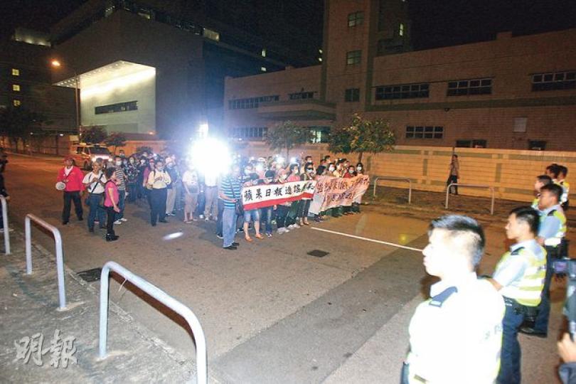 約70名中年男女昨晚到將軍澳壹傳媒大樓外拉橫額示威,又亮起強力電筒阻礙記者拍攝,逗留約1小時後全部散去。(伍浦鋒攝) 約70名中年男女昨晚到將軍澳壹傳媒大樓外拉橫額示威,又亮起強力電筒阻礙記者拍攝,逗留約1小時後全部散去。(伍浦鋒攝)