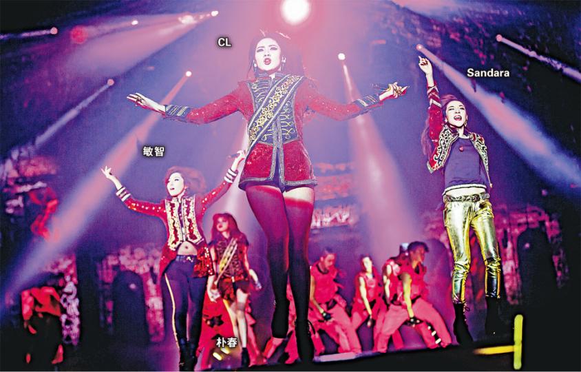 2NE1甫出場即以連番勁歌熱舞為演唱會揭開序幕。(攝影/記者﹕陳釗)韓國人氣女團2NE1開騷前出席記者會接受訪問,但有關敏感話題一律拒答。(攝影/記者﹕陳釗)CL與朴春曬腿扭腰,十分誘人。(攝影/記者﹕陳釗)敏智將外套扯開露出bra top,投入在歌舞中。(攝影/記者﹕陳釗)2NE1成員敏智跳到興起時,兩度施展一字馬。(攝影/記者﹕陳釗) 2NE1甫出場即以連番勁歌熱舞為演唱會揭開序幕。(攝影/記者﹕陳釗)韓國人氣女團2NE1開騷前出席記者會接受訪問,但有關敏感話題一律拒答。(攝影/記者﹕陳釗)CL與朴春曬腿扭腰,十分誘人。(攝影/記者﹕陳釗)敏智將外套扯開露出bra top,投入在歌舞中。(攝影/記者﹕陳釗)2NE1成員敏智跳到興起時,兩度施展一字馬。(攝影/記者﹕陳釗)