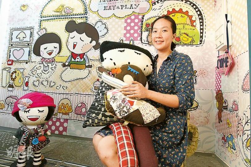 Chocolate Rain創辦人麥雅端認為內地客「只愛法國貨,不愛手作仔」,既然難讓他們一下子轉換口味,她轉而接下內地電視台合拍動畫片,盼向內地新生代灌輸品牌提倡的環保、關愛、衛生好品德。(李紹昌攝) Chocolate Rain創辦人麥雅端認為內地客「只愛法國貨,不愛手作仔」,既然難讓他們一下子轉換口味,她轉而接下內地電視台合拍動畫片,盼向內地新生代灌輸品牌提倡的環保、關愛、衛生好品德。(李紹昌攝)