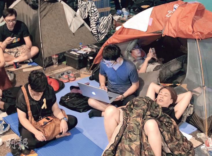 金鐘佔領區昨日仍有大批佔領者「駐紮」,並搭起數以百計帳篷。本報問卷調查發現,較多受訪者傾向不贊成退守至金鐘,認為應該繼續留守3個佔領區。(李澤彤攝)今凌晨時分,泛民議員張超雄與毛孟靜(中間位置),站在旺角佔領者(左方)與警方(右方)中間調停,呼籲不要衝擊警方防線,堅守和平,又籲大家後退3步,初時不獲理會,其後警方及佔領者各後退少許。毛孟靜稱不希望佔領行動污名化。(李澤彤攝)銅鑼灣佔領區昨晚有義工組織派發膳食給留守者。本報民調發現,逾七成半受訪者認為抗爭手段需要升級。(盧翊銘攝)(明報製圖) 金鐘佔領區昨日仍有大批佔領者「駐紮」,並搭起數以百計帳篷。本報問卷調查發現,較多受訪者傾向不贊成退守至金鐘,認為應該繼續留守3個佔領區。(李澤彤攝)今凌晨時分,泛民議員張超雄與毛孟靜(中間位置),站在旺角佔領者(左方)與警方(右方)中間調停,呼籲不要衝擊警方防線,堅守和平,又籲大家後退3步,初時不獲理會,其後警方及佔領者各後退少許。毛孟靜稱不希望佔領行動污名化。(李澤彤攝)銅鑼灣佔領區昨晚有義工組織派發膳食給留守者。本報民調發現,逾七成半受訪者認為抗爭手段需要升級。(盧翊銘攝)(明報製圖)