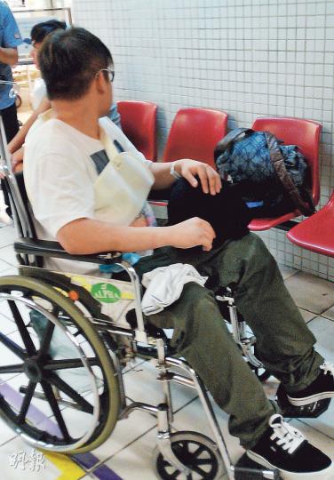 從事飲食業的梁先生已到旺角通宵佔領10多天,他稱身體多處被警棍打中,右手手指尾無法動彈,左腳被打至一度無法移動,需坐輪椅。(邱雅錡攝) 從事飲食業的梁先生已到旺角通宵佔領10多天,他稱身體多處被警棍打中,右手手指尾無法動彈,左腳被打至一度無法移動,需坐輪椅。(邱雅錡攝)