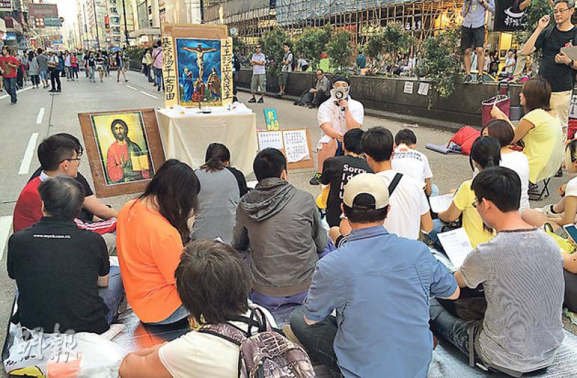 旺角佔領區「教堂」上周被拆,噚日有示威者又再「起壇」,仲喺馬路即場搞崇拜。(梁杏怡攝) 旺角佔領區「教堂」上周被拆,噚日有示威者又再「起壇」,仲喺馬路即場搞崇拜。(梁杏怡攝)