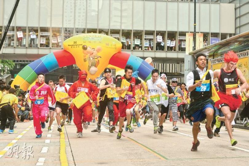 一年一度嘅鼠戰中環活動噚日如常舉行,一眾扮鬼扮馬嘅健兒要鬥快完成各項競技挑戰,有健兒話今年同去年最大不同,係中環空氣好咗。(黃志東攝) 一年一度嘅鼠戰中環活動噚日如常舉行,一眾扮鬼扮馬嘅健兒要鬥快完成各項競技挑戰,有健兒話今年同去年最大不同,係中環空氣好咗。(黃志東攝)