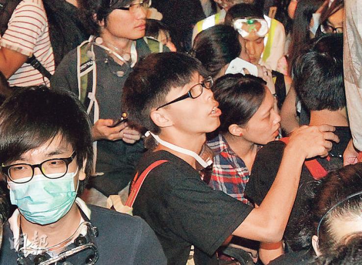 學民思潮召集人黃之鋒(中)昨現身旺角佔領區。他表示尊重天主教香港教區榮休主教陳日君樞機的意見。(林俊源攝) 學民思潮召集人黃之鋒(中)昨現身旺角佔領區。他表示尊重天主教香港教區榮休主教陳日君樞機的意見。(林俊源攝)
