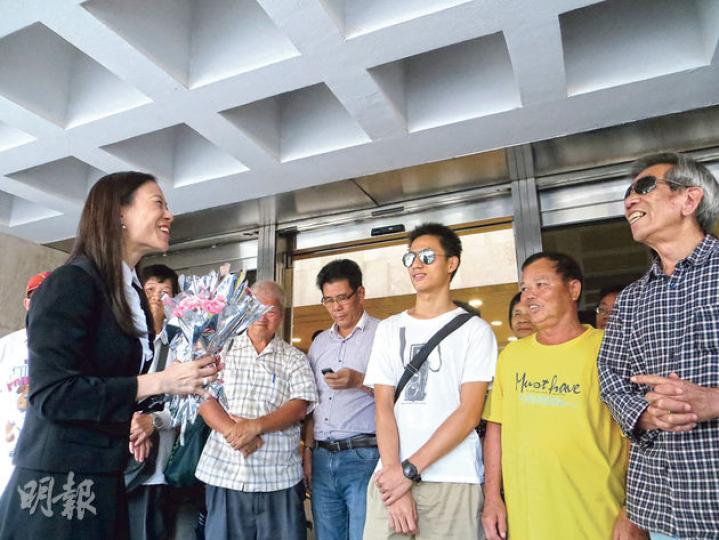 代表原訴小巴管理公司的律師陳曼琪(左)在等候裁決時稱有人告知她庭外有支持小巴業的人,她到高院樓下逐一接過花朵,又稱花朵應屬於整個司法界。在場約30名支持者事後被問到與事件的關連時大多不回應,有人則稱是來支持律師。(陳倢朗攝) 代表原訴小巴管理公司的律師陳曼琪(左)在等候裁決時稱有人告知她庭外有支持小巴業的人,她到高院樓下逐一接過花朵,又稱花朵應屬於整個司法界。在場約30名支持者事後被問到與事件的關連時大多不回應,有人則稱是來支持律師。(陳倢朗攝)