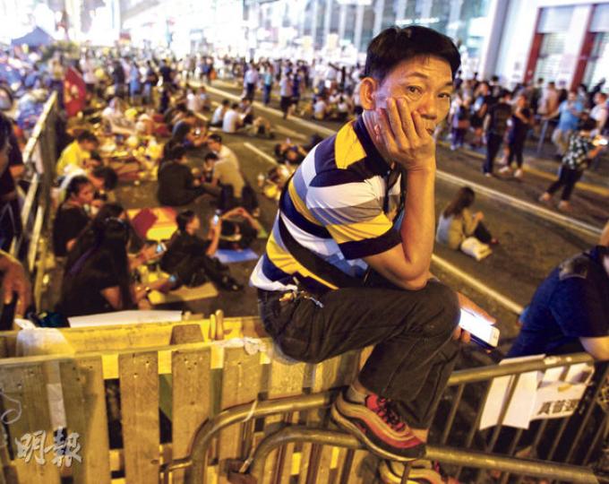 被高院頒下禁制令的旺角亞皆老街及彌敦道交界,昨晚仍有不少佔領者聚集。(郭慶輝攝) 被高院頒下禁制令的旺角亞皆老街及彌敦道交界,昨晚仍有不少佔領者聚集。(郭慶輝攝)