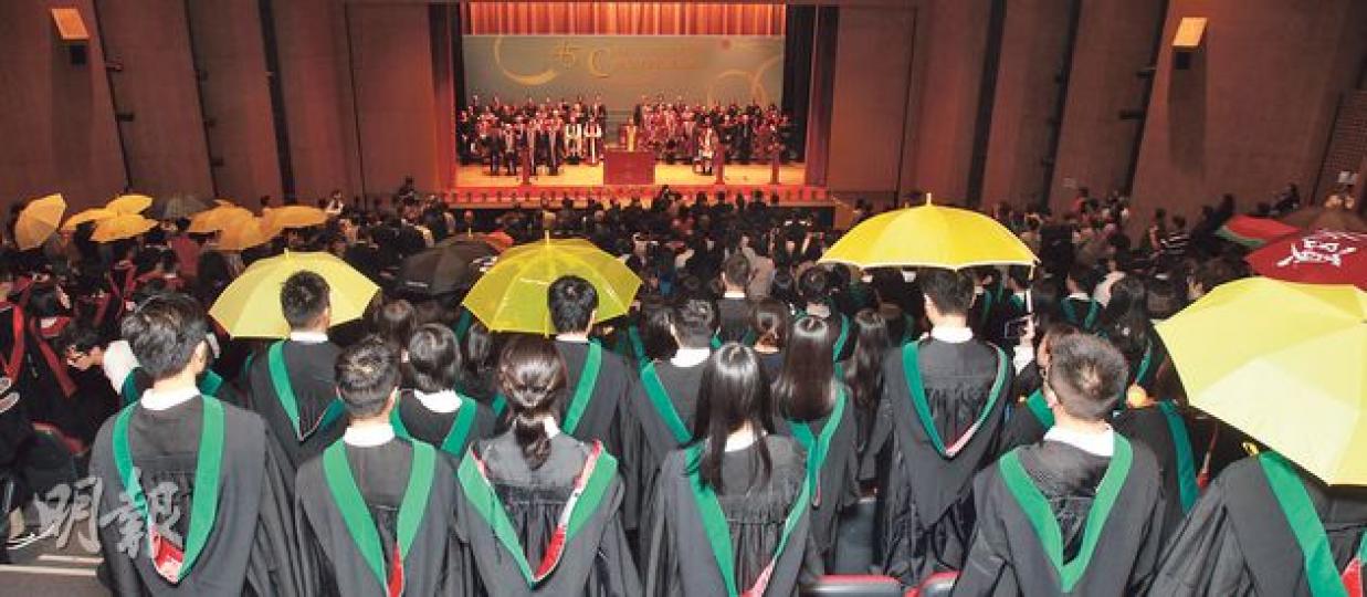 不少嶺大生昨日在畢業典禮上撐起黃傘,校長鄭國漢回應,大學有充分言論自由,學生的行動亦沒有影響他人,因此沒問題。(林俊源攝) 不少嶺大生昨日在畢業典禮上撐起黃傘,校長鄭國漢回應,大學有充分言論自由,學生的行動亦沒有影響他人,因此沒問題。(林俊源攝)