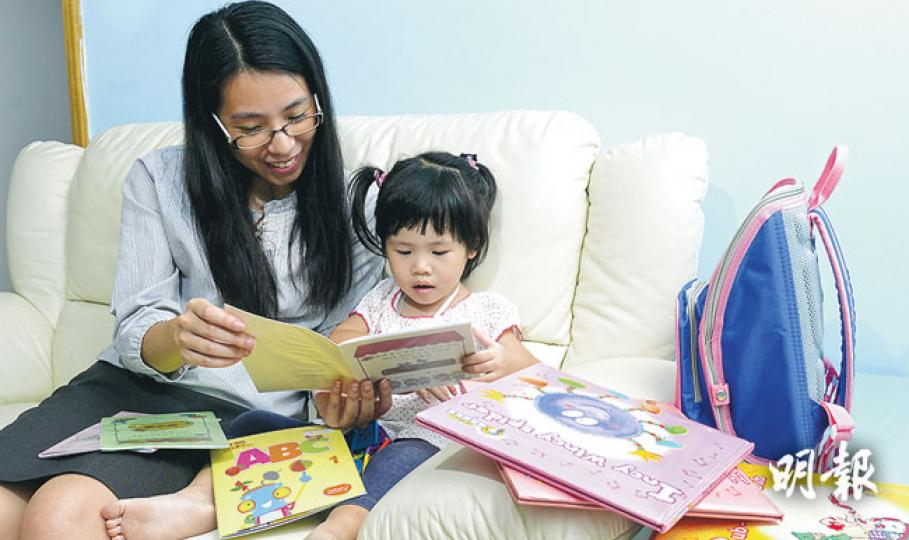 梁太(左)說,照顧女兒要花不少精神和時間,故希望女兒能入讀全日制幼稚園,並在校內學習過群體生活。(陳淑安攝)(明報製圖) 梁太(左)說,照顧女兒要花不少精神和時間,故希望女兒能入讀全日制幼稚園,並在校內學習過群體生活。(陳淑安攝)(明報製圖)