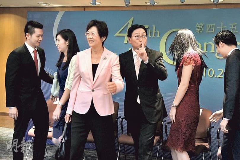 馬時亨(右三)噚日獲頒榮譽博士學位,大合照時仲鬼馬「殊」大家,唔好嘈住隔籬正受訪嘅嶺大校長鄭國漢。馬太王培琪(左三)都有陪老公「行畢業禮」。(林俊源攝) 馬時亨(右三)噚日獲頒榮譽博士學位,大合照時仲鬼馬「殊」大家,唔好嘈住隔籬正受訪嘅嶺大校長鄭國漢。馬太王培琪(左三)都有陪老公「行畢業禮」。(林俊源攝)