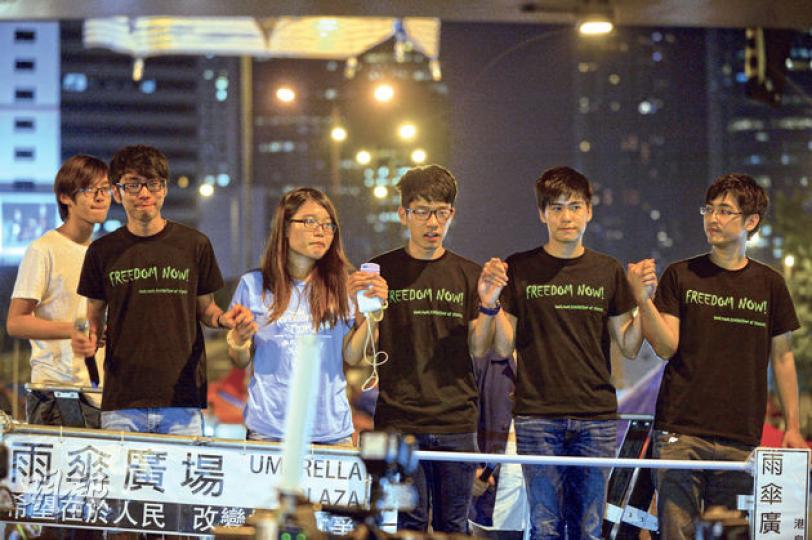學聯五人代表周永康(右起)、岑敖暉、羅冠聰、梁麗幗、鍾耀華在對話前夕,昨現身金鐘夏愨道「雨傘廣場」晚會,獲熱烈掌聲鼓勵。他們承諾會以「最謙卑」的姿態向官員表達市民訴求,又向市民鞠躬感謝支持。(葉家豪攝)政改對話今晚在黃竹坑的醫學專科學院舉行,記者昨下午往觀察期間,有警車在會場出入,亦有港台車停泊(警車後),相信正準備今晚的直播工作。(葉家豪攝) 學聯五人代表周永康(右起)、岑敖暉、羅冠聰、梁麗幗、鍾耀華在對話前夕,昨現身金鐘夏愨道「雨傘廣場」晚會,獲熱烈掌聲鼓勵。他們承諾會以「最謙卑」的姿態向官員表達市民訴求,又向市民鞠躬感謝支持。(葉家豪攝)政改對話今晚在黃竹坑的醫學專科學院舉行,記者昨下午往觀察期間,有警車在會場出入,亦有港台車停泊(警車後),相信正準備今晚的直播工作。(葉家豪攝)