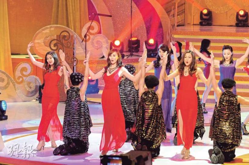 台慶亮燈儀式的壓軸表演,眾花旦化身女神跳舞,岑麗香、高海寧及鍾嘉欣佔重要位置。(攝影﹕孫華中)藝員大合照排位顯示受重視程度,高海寧(箭嘴示)站第2排在阿叻背後,成功「佔中」。(攝影﹕孫華中)今屆3名港姐冠軍邵佩詩、亞軍王卓淇、季軍何艷娟伴行政主席梁乃鵬主持亮燈儀式。(攝影﹕孫華中)陳庭欣低胸淺露事業線,成亮燈活動中性感之最。(攝影﹕孫華中)林夏薇谷出事業線。(攝影﹕孫華中) 台慶亮燈儀式的壓軸表演,眾花旦化身女神跳舞,岑麗香、高海寧及鍾嘉欣佔重要位置。(攝影﹕孫華中)藝員大合照排位顯示受重視程度,高海寧(箭嘴示)站第2排在阿叻背後,成功「佔中」。(攝影﹕孫華中)今屆3名港姐冠軍邵佩詩、亞軍王卓淇、季軍何艷娟伴行政主席梁乃鵬主持亮燈儀式。(攝影﹕孫華中)陳庭欣低胸淺露事業線,成亮燈活動中性感之最。(攝影﹕孫華中)林夏薇谷出事業線。(攝影﹕孫華中)