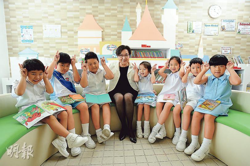 保良局蔡繼有學校,教學模式與國際學校相似,分5年小學、5年中學及2年預科,並應考英國IGCSE及IB文憑試。校長劉筱玲﹙中﹚稱,學校的教育理念與IB相似,着重思考、探究精神,面向世界。(胡景禧攝)學校牆壁印上:「In this school, every child is good at something」,劉校長說這是學校的信念,相信孩子各有所長。(胡景禧攝)學校每層均設有圖書廊,圖書館亦有兩間,加上每日半小時閱讀時間,營造全校的閱讀氣氛。(胡景禧攝)學校重視術科教育,亦設有相關特別室配合, 保良局蔡繼有學校,教學模式與國際學校相似,分5年小學、5年中學及2年預科,並應考英國IGCSE及IB文憑試。校長劉筱玲﹙中﹚稱,學校的教育理念與IB相似,着重思考、探究精神,面向世界。(胡景禧攝)學校牆壁印上:「In this school, every child is good at something」,劉校長說這是學校的信念,相信孩子各有所長。(胡景禧攝)學校每層均設有圖書廊,圖書館亦有兩間,加上每日半小時閱讀時間,營造全校的閱讀氣氛。(胡景禧攝)學校重視術科教育,亦設有相關特別室配合,