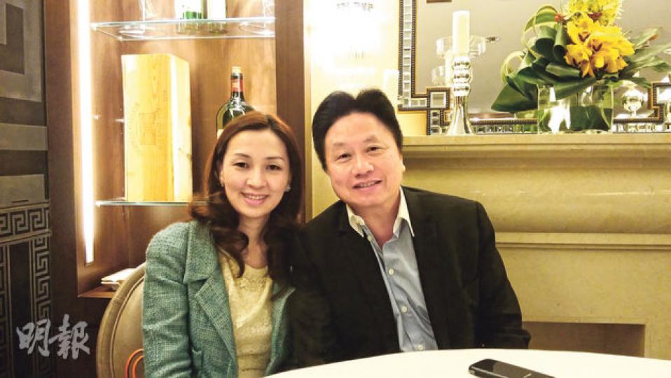 太子珠寶鐘錶主席兼行政總裁鄧鉅明(右)認為,豪宅樓價難再大幅上升,故現時若有「靚價」便會沽售手頭物業,旁為其妻子、太子珠寶鐘錶副主席兼執行董事宣宏雁。(明報記者攝) 太子珠寶鐘錶主席兼行政總裁鄧鉅明(右)認為,豪宅樓價難再大幅上升,故現時若有「靚價」便會沽售手頭物業,旁為其妻子、太子珠寶鐘錶副主席兼執行董事宣宏雁。(明報記者攝)