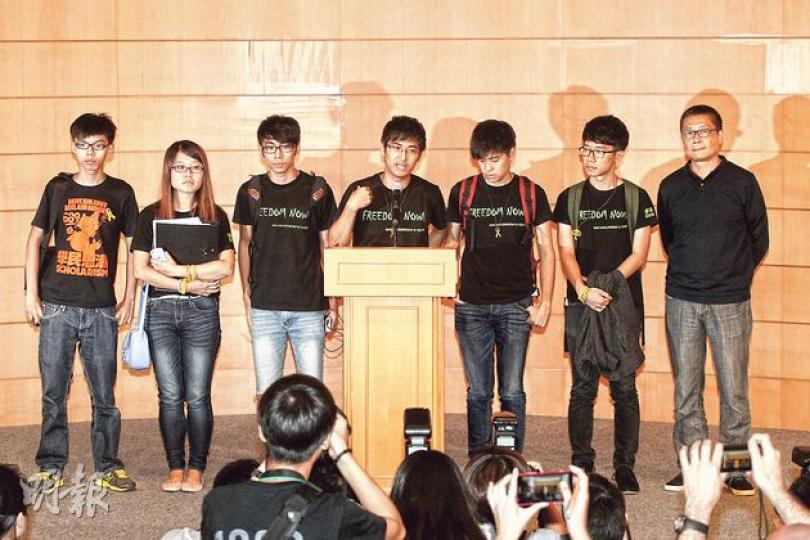 學聯5名代表梁麗幗(左二起)、鍾耀華、周永康、岑敖暉、羅冠聰昨晚在與政府官員對話後會見記者,學民思潮召集人黃之鋒(左一)與佔中發起人之一陳健民(右一)亦有現身。周永康形容政府提出「虛招」,撤離遙遙無期,亦未知道會否有另一輪對話。(李紹昌攝) 學聯5名代表梁麗幗(左二起)、鍾耀華、周永康、岑敖暉、羅冠聰昨晚在與政府官員對話後會見記者,學民思潮召集人黃之鋒(左一)與佔中發起人之一陳健民(右一)亦有現身。周永康形容政府提出「虛招」,撤離遙遙無期,亦未知道會否有另一輪對話。(李紹昌攝)