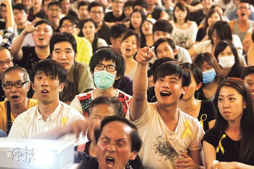 旺角佔領區昨夜成為直播區,逾千市民坐在彌敦道一同觀看學聯和政府對話直播,當市民對政府言論不滿時,會即場報以噓聲。受訪市民大都表示不滿政府立場,會繼續留守。圖左下為直播的投影機。(郭慶輝攝) 旺角佔領區昨夜成為直播區,逾千市民坐在彌敦道一同觀看學聯和政府對話直播,當市民對政府言論不滿時,會即場報以噓聲。受訪市民大都表示不滿政府立場,會繼續留守。圖左下為直播的投影機。(郭慶輝攝)