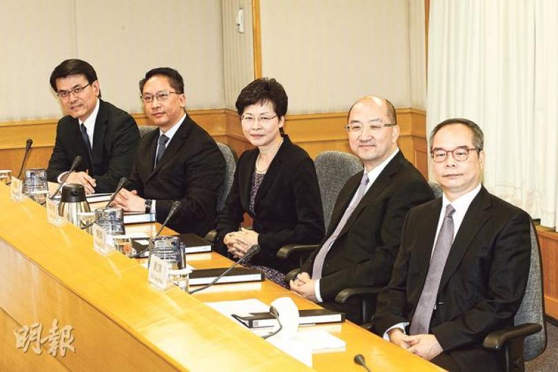 港府昨日派出特首辦主任邱騰華(左起)、律政司長袁國強、政務司長林鄭月娥、政制及內地事務局長譚志源及副局長劉江華,與學聯成員對話。(李紹昌攝)學聯常委梁麗幗(左起)、羅冠聰、秘書長周永康、副秘書長岑敖暉、常務秘書鍾耀華昨穿上黑底綠字的「Freedom Now」上衣,戴上黃絲帶項鏈出席會談。(李紹昌攝) 港府昨日派出特首辦主任邱騰華(左起)、律政司長袁國強、政務司長林鄭月娥、政制及內地事務局長譚志源及副局長劉江華,與學聯成員對話。(李紹昌攝)學聯常委梁麗幗(左起)、羅冠聰、秘書長周永康、副秘書長岑敖暉、常務秘書鍾耀華昨穿上黑底綠字的「Freedom Now」上衣,戴上黃絲帶項鏈出席會談。(李紹昌攝)