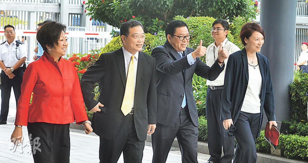 多名行會成員包括史美倫(左起)、張志剛、林健鋒、李慧琼及鄭耀棠等,噚日同特首辦門外嘅警員握手,林健鋒更豎起拇指讚賞警員表現。(黃志東攝)林健鋒(中)、李慧琼(右)等,噚日同特首辦門外嘅警員握手,以示打氣。(黃志東攝) 多名行會成員包括史美倫(左起)、張志剛、林健鋒、李慧琼及鄭耀棠等,噚日同特首辦門外嘅警員握手,林健鋒更豎起拇指讚賞警員表現。(黃志東攝)林健鋒(中)、李慧琼(右)等,噚日同特首辦門外嘅警員握手,以示打氣。(黃志東攝)