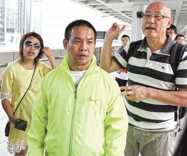 打算周五申請撤銷旺角禁制令的吳定邦(中),昨在議員陳偉業(右)及同為旺角佔領者的甄巧儀(左)陪同下往法援署辦理手續。甄原本也打算提出申請,但最終決定由吳定邦一人申請,盼加快處理速度。(李紹昌攝) 打算周五申請撤銷旺角禁制令的吳定邦(中),昨在議員陳偉業(右)及同為旺角佔領者的甄巧儀(左)陪同下往法援署辦理手續。甄原本也打算提出申請,但最終決定由吳定邦一人申請,盼加快處理速度。(李紹昌攝)