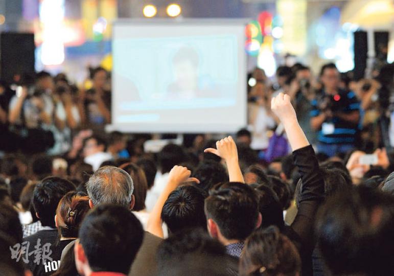 政務司長林鄭月娥在昨晚的政改對話中,引述警方指旺角是高危地區,在旺角看直播的示威者高舉倒豎的拇指,並報以噓聲,有人大叫「林鄭,你以後唔好落旺角」,以示不滿。(葉家豪攝) 政務司長林鄭月娥在昨晚的政改對話中,引述警方指旺角是高危地區,在旺角看直播的示威者高舉倒豎的拇指,並報以噓聲,有人大叫「林鄭,你以後唔好落旺角」,以示不滿。(葉家豪攝)